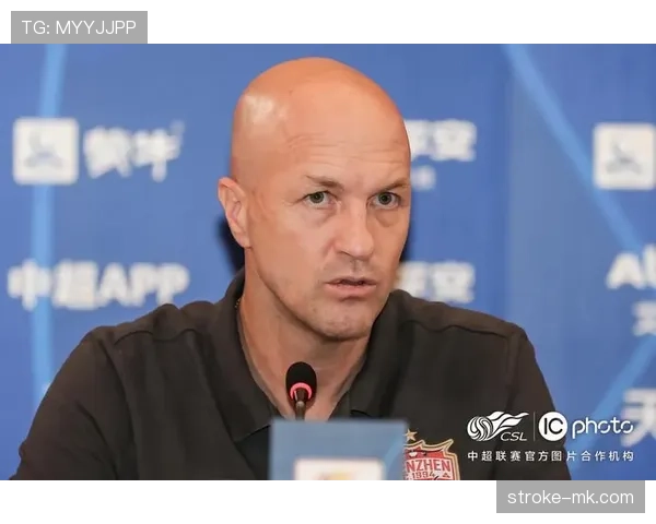 克鲁伊夫战术智慧引领球队革新，绿茵场上表现令人瞩目